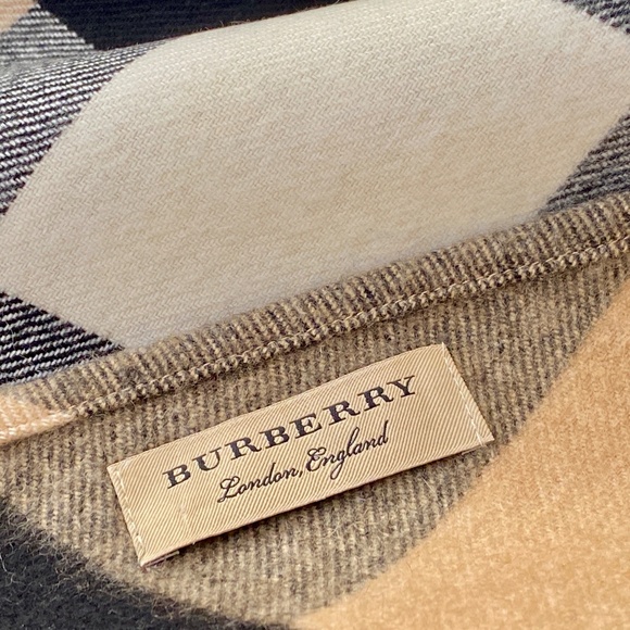 Burberry Cashmere Giant Check Triangle Bandana Scarf / Wrap - Picture 16 of 16